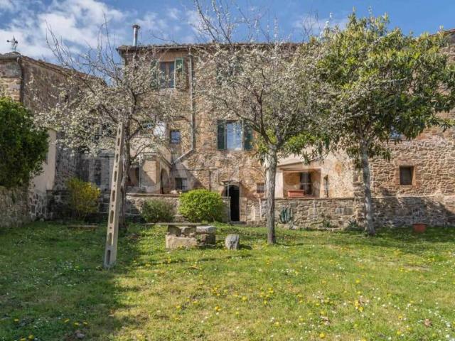 Vendesi rustico/casale/corte a Montalcino via Panfilo dell'Oca