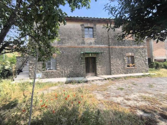Vendesi rustico/casale/corte a Mosse, Montefiascone