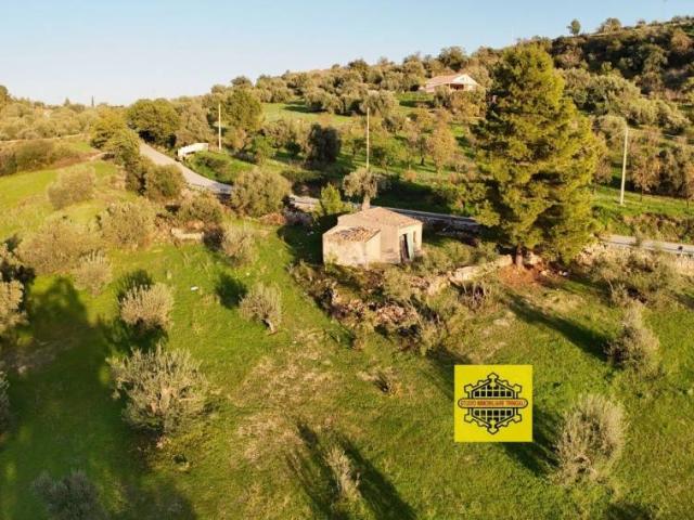 Vendesi rustico/casale/corte a Noto