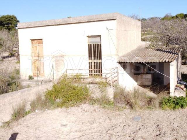 Vendesi rustico/casale/corte a Noto