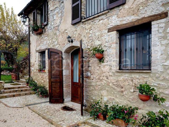 Vendesi rustico/casale/corte a Bazzano Superiore, Spoleto
