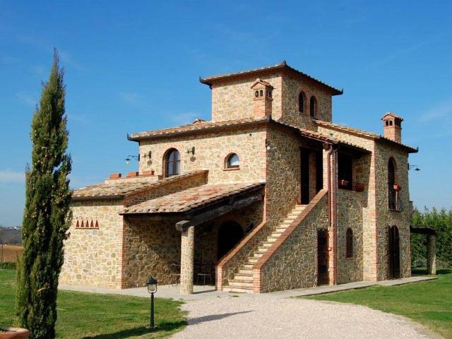 Vendesi rustico/casale/corte a Castiglione del Lago