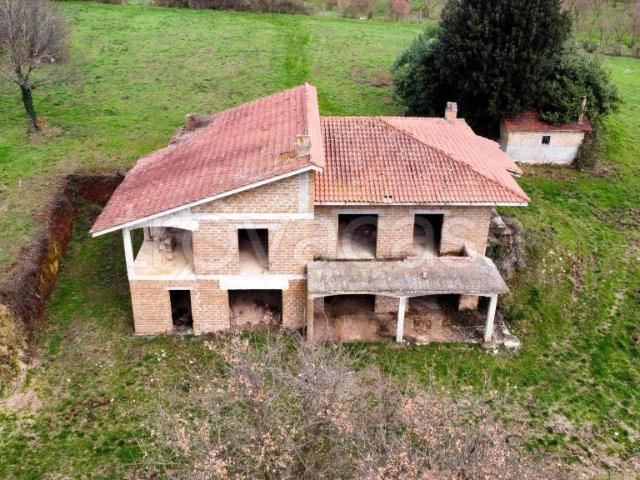 Vendesi rustico/casale/corte a Capranica via Cassia