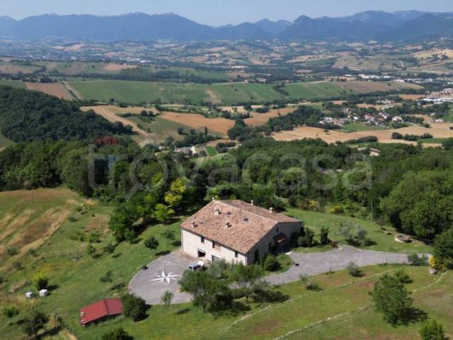 Vendesi rustico/casale/corte a Cerreto d'Esi via Lagua San Martino, 1