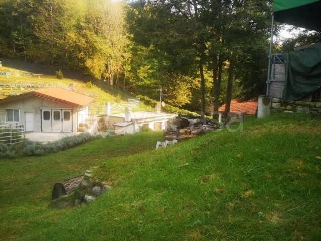 Vendesi rustico/casale/corte a Cittiglio via Vararo