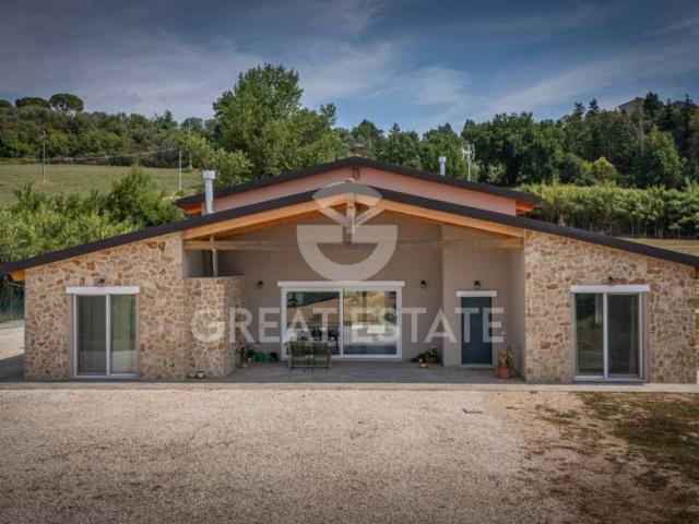 Vendesi rustico/casale/corte a Todi