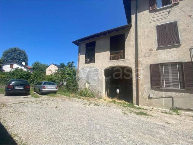 Vendesi rustico/casale/corte a Fino Mornasco via Garibaldi