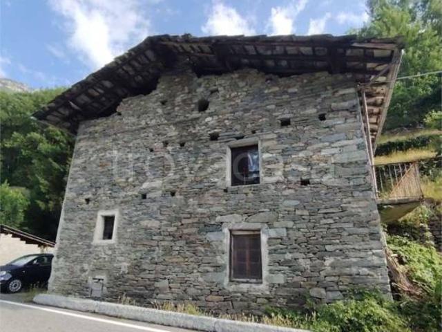 Vendesi rustico/casale/corte a Hône