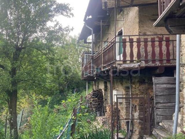 Vendesi rustico/casale/corte a Ingria