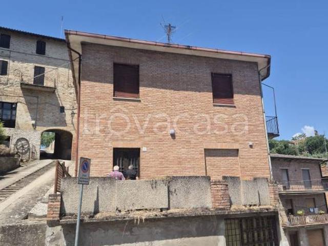 Vendesi rustico/casale/corte a Papiano, Marsciano