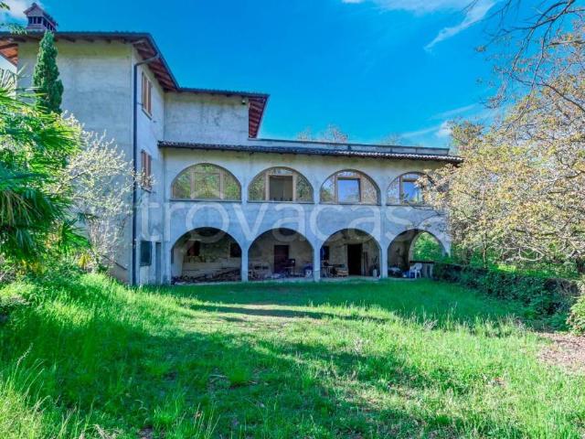 Vendesi rustico/casale/corte a Peia via delle Fontane