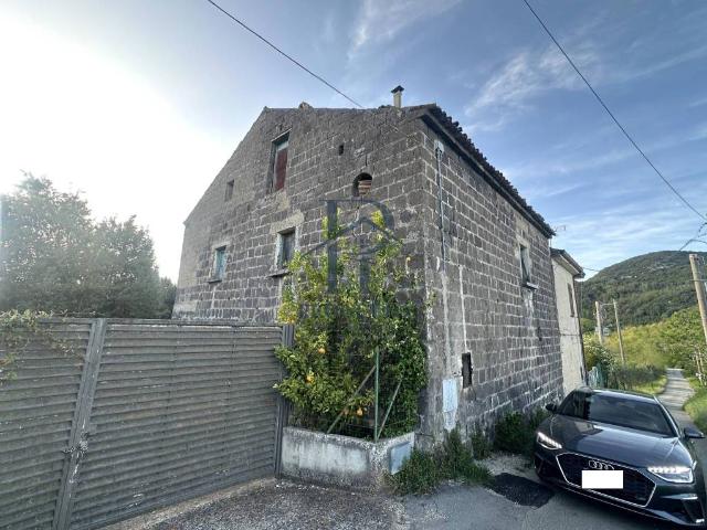 Vendesi rustico/casale/corte a Piana di Monte Verna via Castello