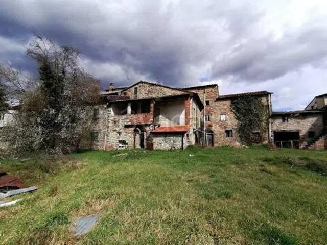Vendesi rustico/casale/corte a Poppi