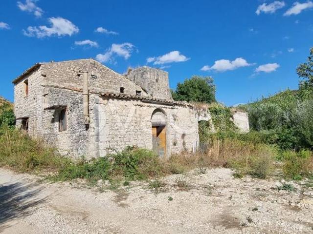 Vendesi rustico/casale/corte a Prizzi