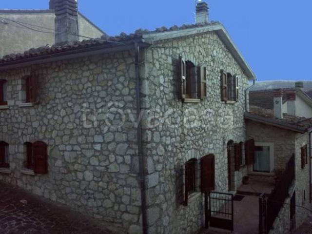 Vendesi rustico/casale/corte a Rocca di Mezzo via Indipendenza, Terranera