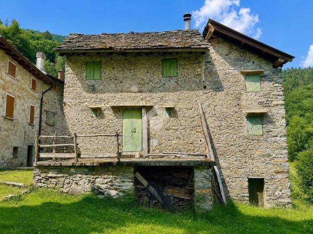 Vendesi rustico/casale/corte a Stazzona via Bascarino