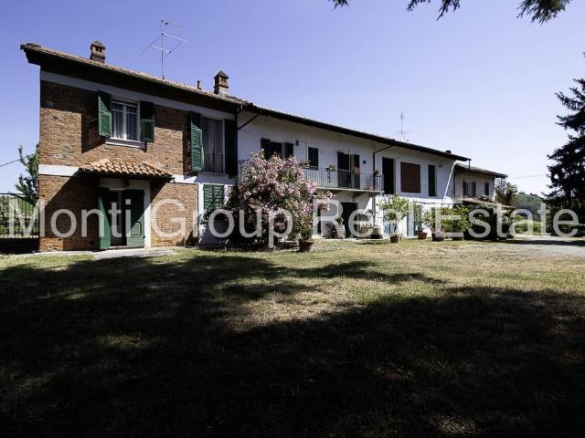 Vendesi rustico/casale/corte a Strevi