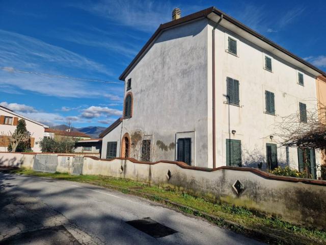 Vendesi rustico/casale/corte a San Lorenzo alle Corti, Cascina