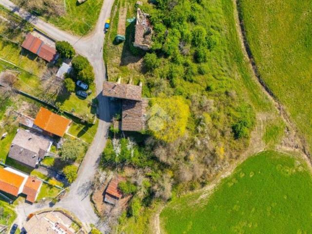 Vendesi rustico/casale/corte a San Michele Cavana, Lesignano de' Bagni