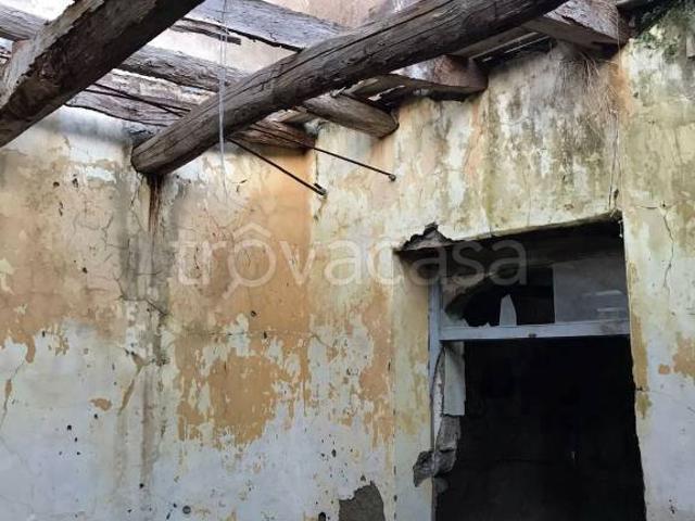 Vendesi rustico/casale/corte a San Secondino, Pastorano