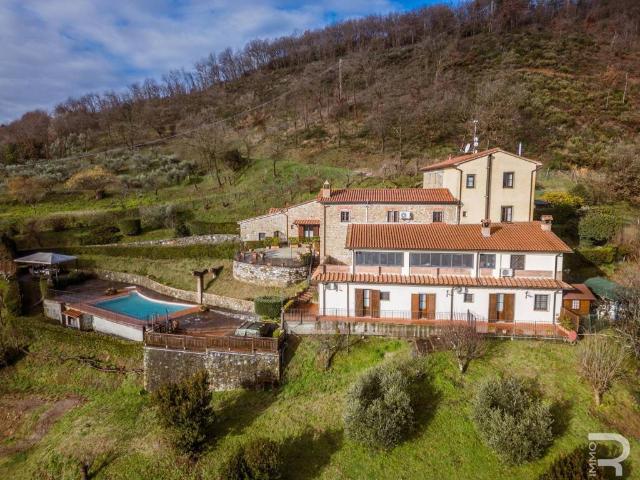 Vendesi rustico/casale/corte a Serravalle Pistoiese via Bucigattoli