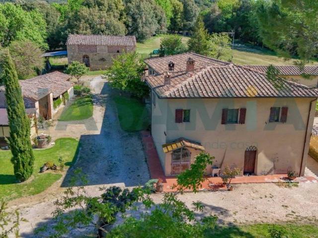 Vendesi rustico/casale/corte a Sovicille