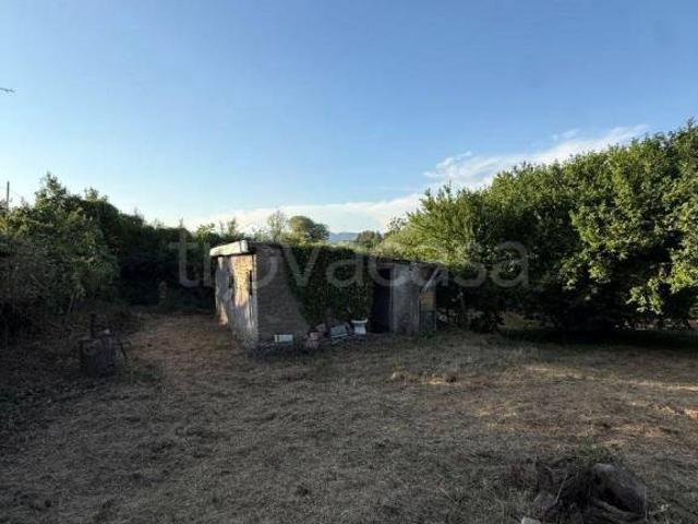 Vendesi rustico/casale/corte a Tivoli via Prato del Ghiaccio