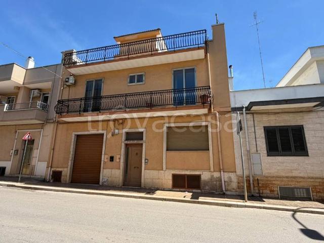 Vendesi stabile a Turi via Conversano, 17