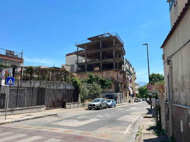 Vendesi stabile a Napoli, Ponti Rossi