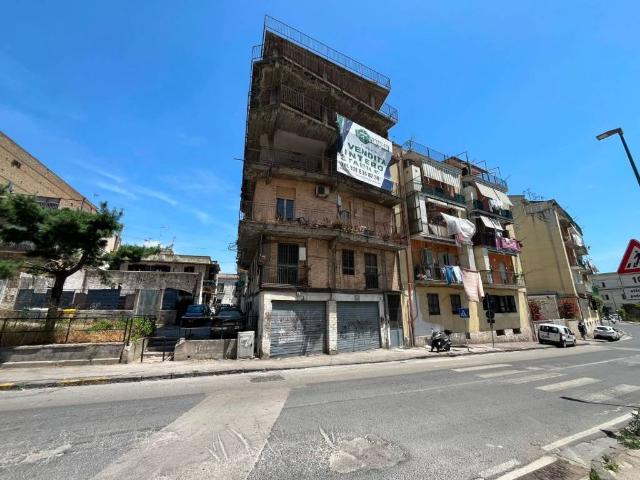 Vendesi stabile a Napoli, Ponti Rossi