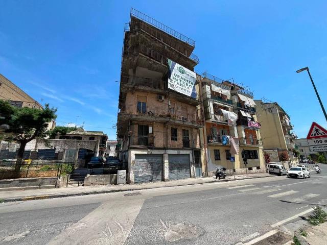 Vendesi stabile a Napoli, Ponti Rossi