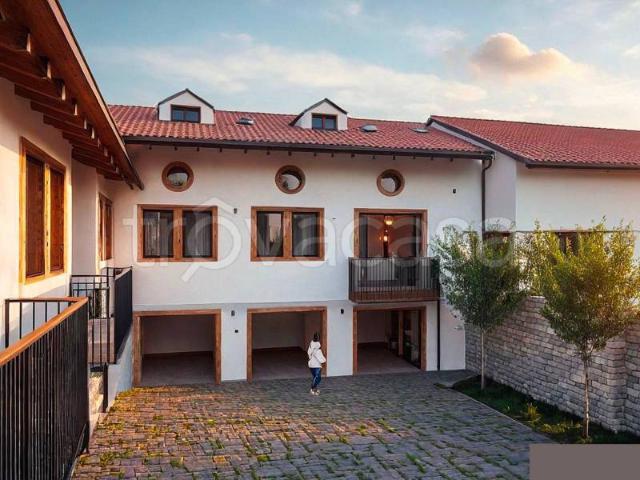 Vendesi stabile/palazzo a Cormons via Udine