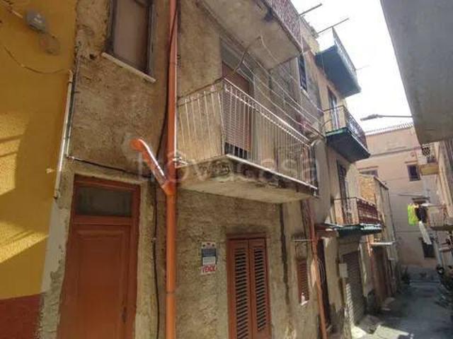Vendesi stabile/palazzo a Carini via Mazzola No Number