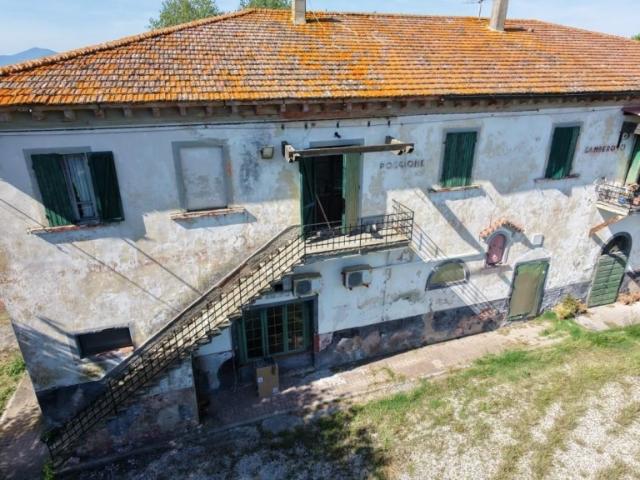 Vendesi stabile/palazzo a Crespina Lorenzana