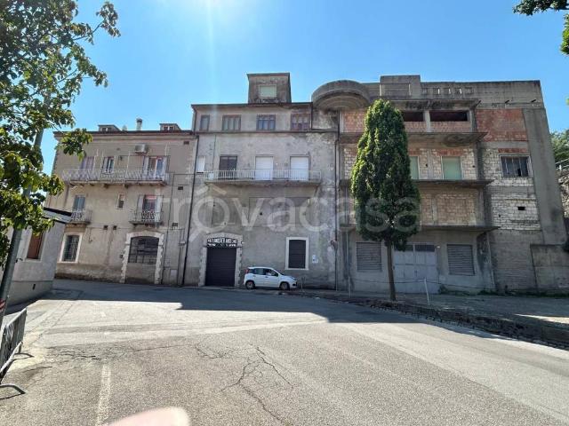 Vendesi stabile/palazzo a Barile corso Alcide De Gasperi