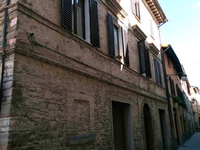 Vendesi stabile/palazzo a Bevagna