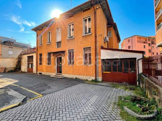 Vendesi stabile/palazzo a Brescia via Luigi Apollonio, Crocifissa di Rosa