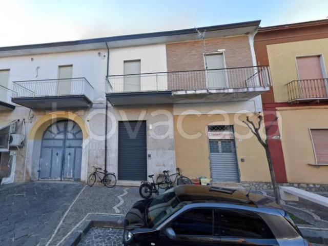 Vendesi stabile/palazzo a Grazzanise via Enrico Lauro, 7