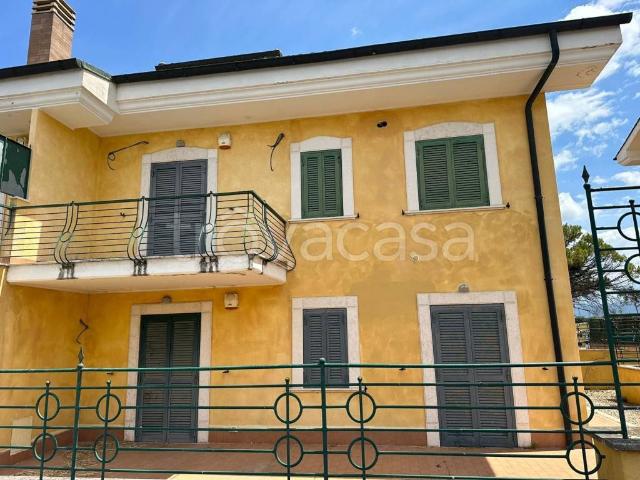 Vendesi stabile/palazzo a Guidonia Montecelio, Pichini