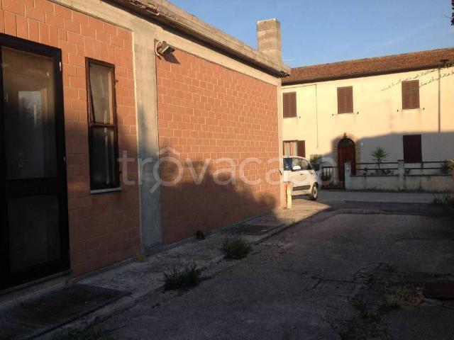 Vendesi stabile/palazzo a Foligno via Scafali