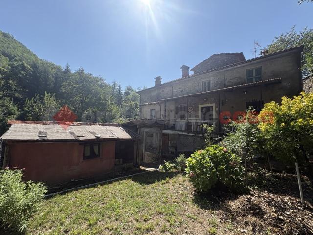 Vendesi stabile/palazzo a Fabbriche di Vergemoli