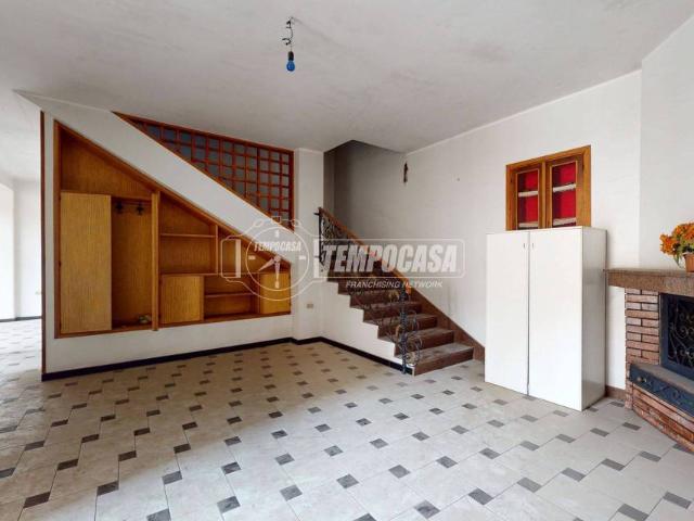 Vendesi stabile/palazzo a Lusciano via De Nicola 1