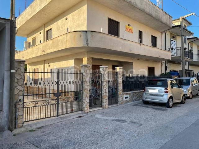 Vendesi stabile/palazzo a Mondragone via Napoleone Bonaparte