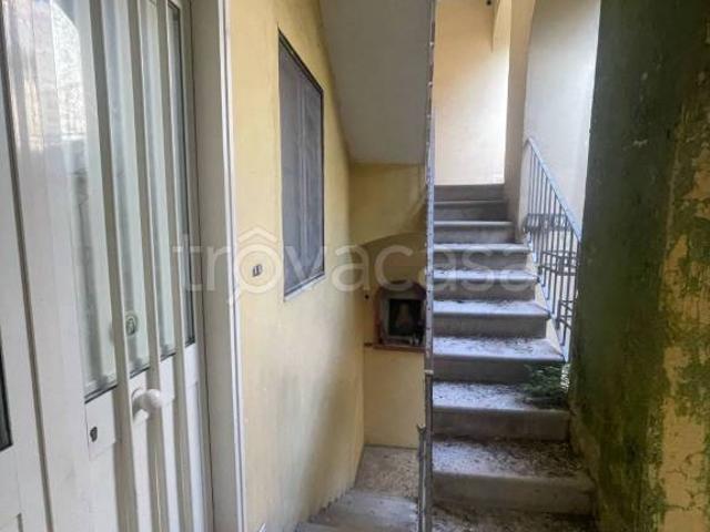 Vendesi stabile/palazzo a Maddaloni via Maddalena