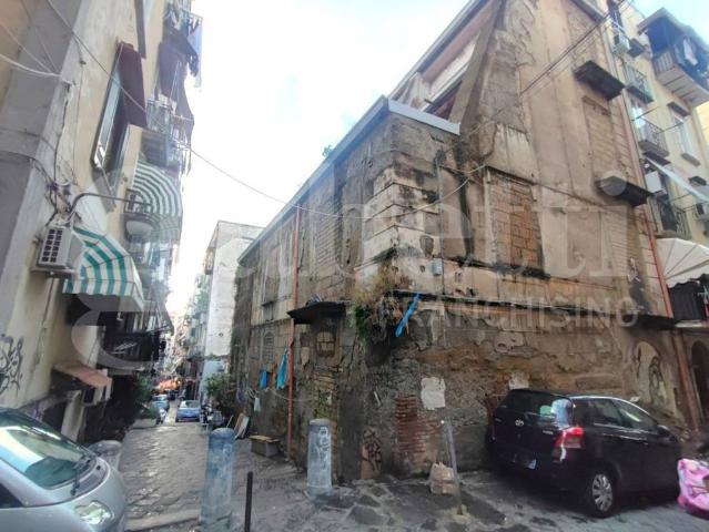 Vendesi stabile/palazzo a Napoli, Quartieri Spagnoli