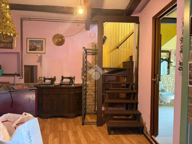Vendesi stabile/palazzo a Soriano nel Cimino