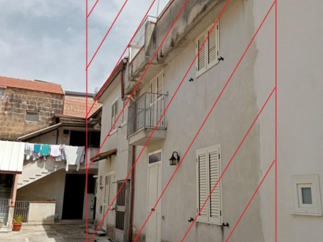 Vendesi stabile/palazzo a San Prisco via Massari 27