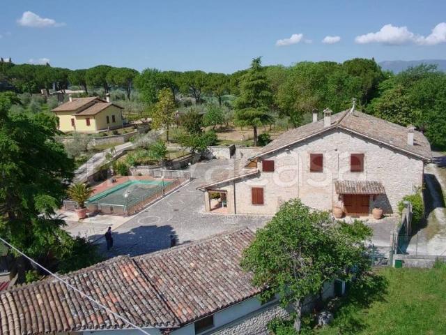 Vendesi stabile/palazzo a Spoleto