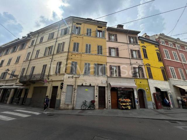 Vendesi stabile/palazzo a Parma strada Nino Bixio, 1, Parco Ducale Oltretorrente
