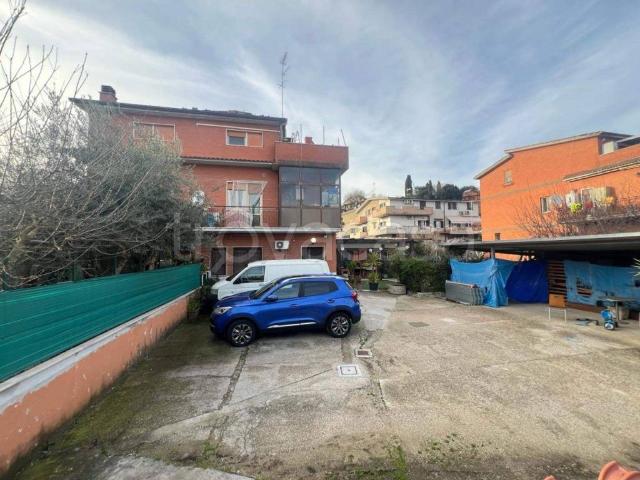 Vendesi stabile/palazzo a Roma via Aliprando Caprioli, Casalotti